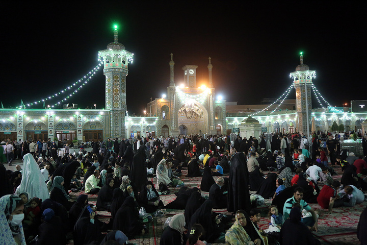 میزبانی از خیل عظیم زائران در شام میلاد حضرت معصومه(س)