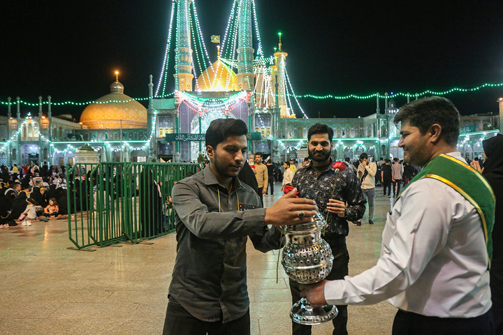 میزبانی از خیل عظیم زائران در شام میلاد حضرت معصومه(س)