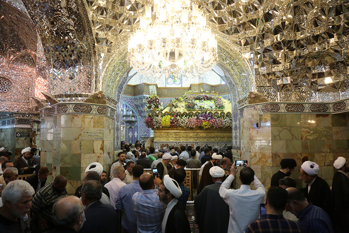 حال و هوای حرم مطهر در ظهر سالروز میلاد کریمه اهل‌بیت(س)