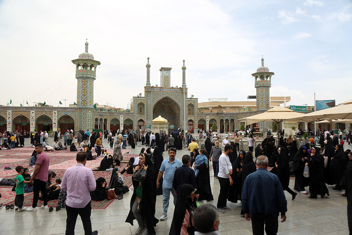 حال و هوای حرم مطهر در ظهر سالروز میلاد کریمه اهل‌بیت(س)