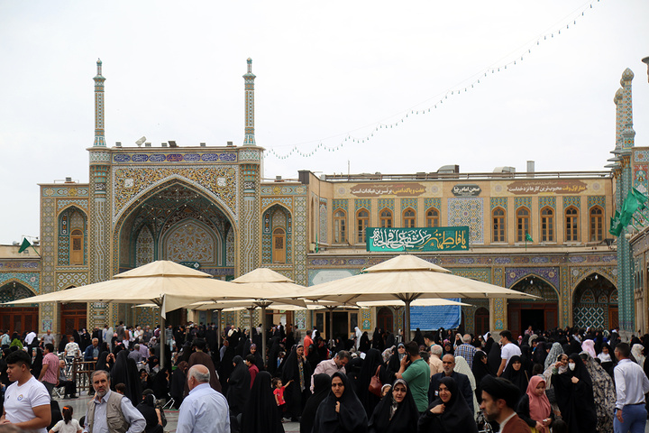 حال و هوای حرم مطهر در ظهر سالروز میلاد کریمه اهل‌بیت(س)