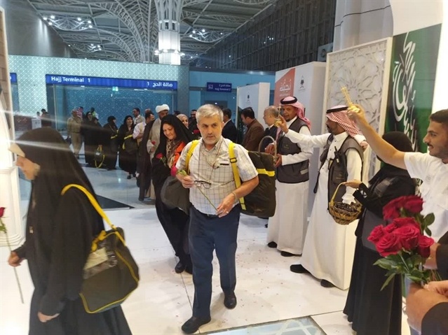 ورود زائران ایرانی حج تمتع ۱۴۰۲ به شهر مدینه النبی(ص) در میان استقبال با گل و گلاب ورود زائران ایرانی حج تمتع ۱۴۰۲ به شهر مدینه النبی(ص) در میان استقبال با گل و گلاب