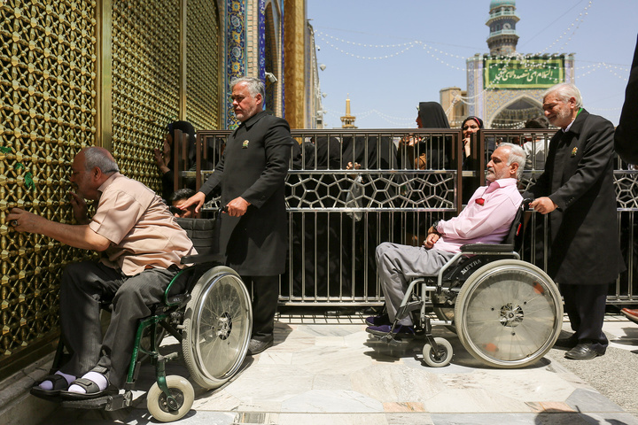 تشرف جانبازان قطع نخاعی ۷۰درصد به حرم مطهر رضوی