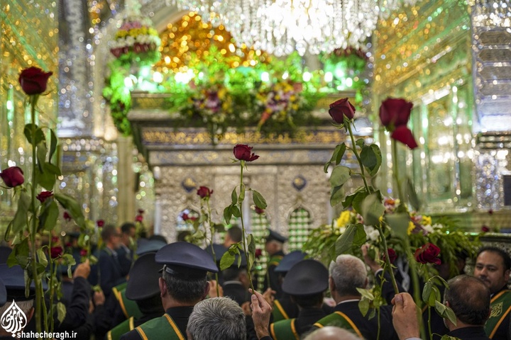 آیین تعویض پرچم و گلباران حرم مطهر حضرت شاهچراغ علیه السلام