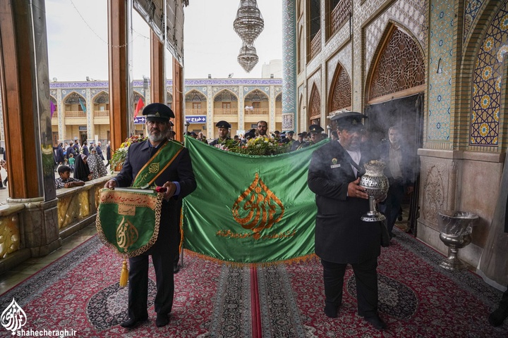 آیین تعویض پرچم و گلباران حرم مطهر حضرت شاهچراغ علیه السلام