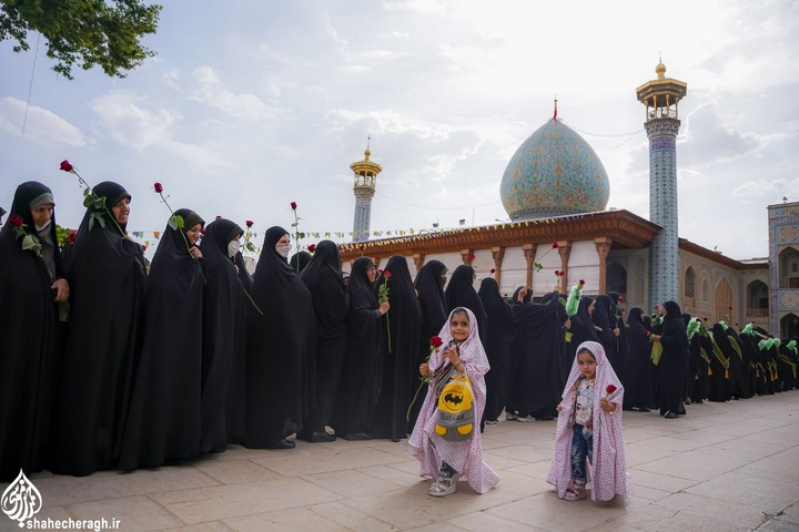 آیین تعویض پرچم و گلباران حرم مطهر حضرت شاهچراغ علیه السلام