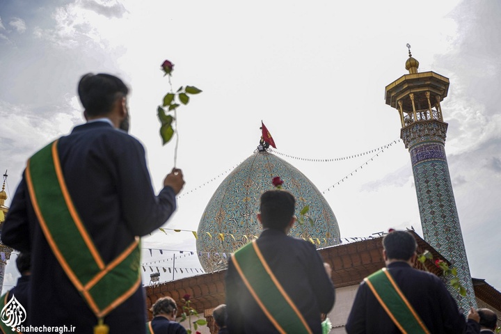 آیین تعویض پرچم و گلباران حرم مطهر حضرت شاهچراغ علیه السلام