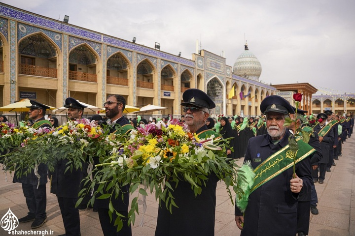 آیین تعویض پرچم و گلباران حرم مطهر حضرت شاهچراغ علیه السلام