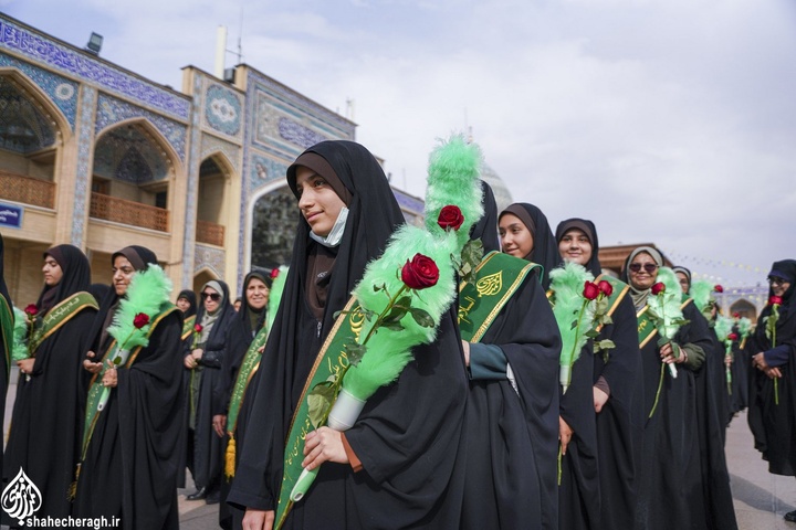 آیین تعویض پرچم و گلباران حرم مطهر حضرت شاهچراغ علیه السلام