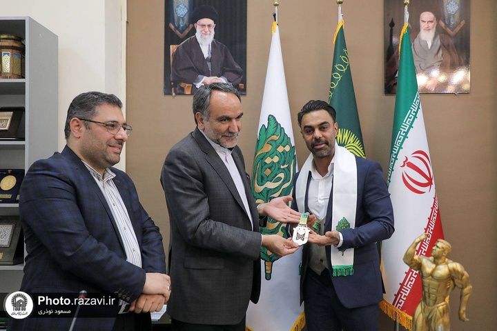 اهدای دومین مدال مهدی ماهانی به موزه آستان قدس  اهدای دومین مدال مهدی ماهانی به موزه آستان قدس