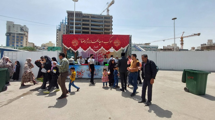 سنگ تمام خادمیاران موکب شیرازیها برای زائران بارگاه ثامن الحجج(ع)/ سه روز عاشقی سنگ تمام خادمیاران موکب شیرازیها برای زائران بارگاه ثامن الحجج(ع)/ سه روز عاشقی