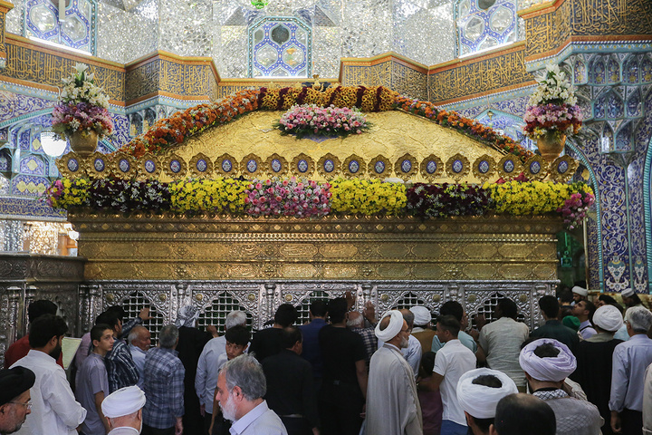 ضریح حرم حضرت معصومه(س) گل‌آرایی شد
