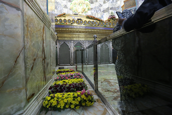 ضریح حرم حضرت معصومه(س) گل‌آرایی شد