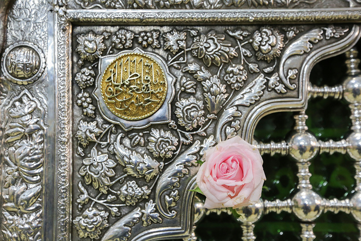 ضریح حرم حضرت معصومه(س) گل‌آرایی شد