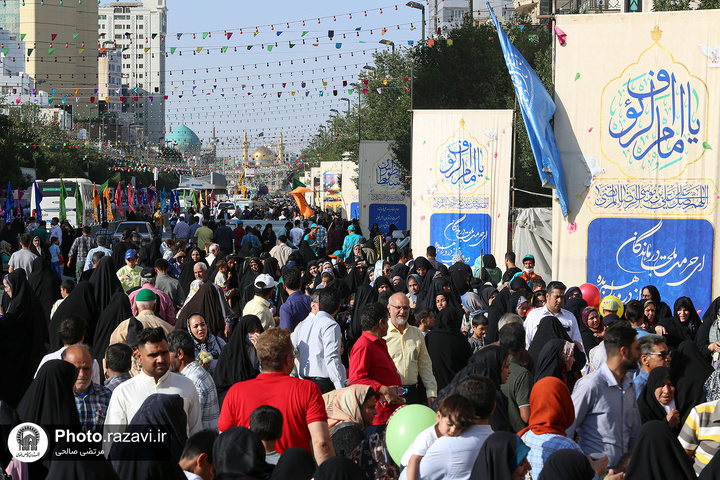 یک خیابان پر از نور، لبریز از عشق
 یک خیابان پر از نور، لبریز از عشق