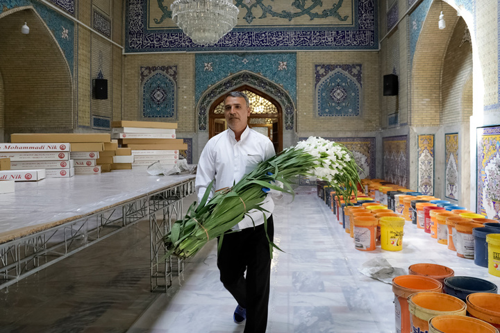 آماده سازی گل‌آرایی حرم مطهر رضوی در دهه کرامت