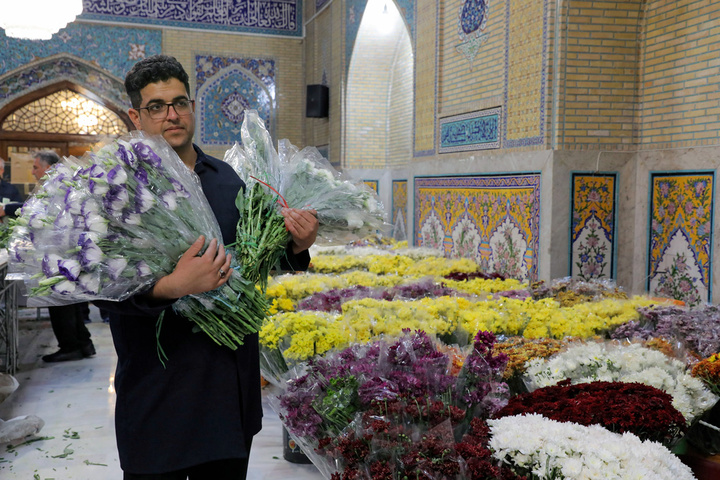 آماده سازی گل‌آرایی حرم مطهر رضوی در دهه کرامت