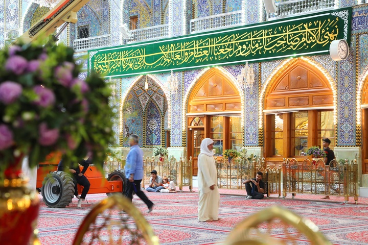 حضرت فاطمہ معصومہ سلام اللہ علیہا کے کے جشن میلاد کے موقع پر روضہ مبارک حضرت عباس علیہ السلام کی قدرتی گلابوں اور پھولوں سے آرائش