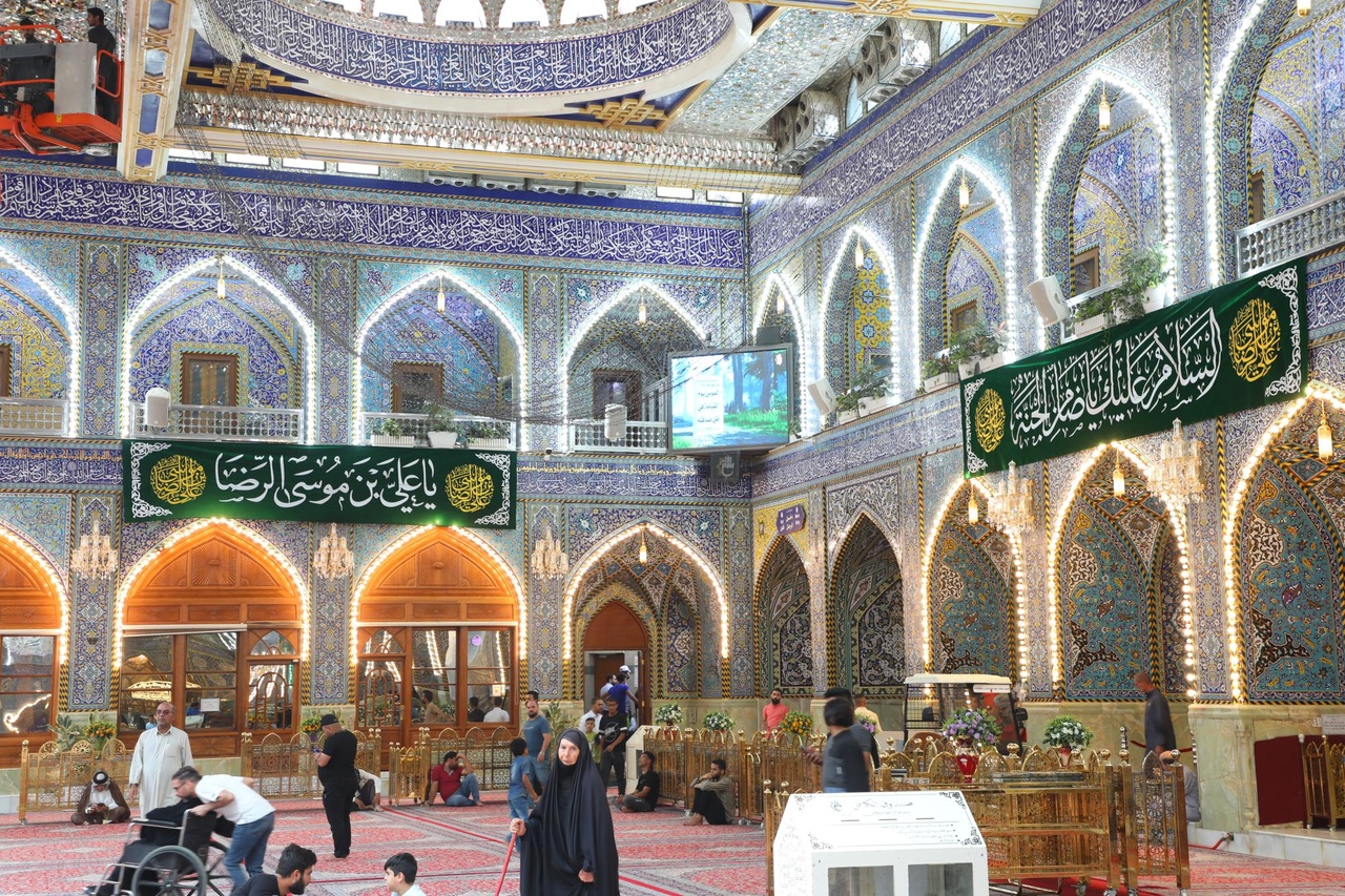 آذین بندی و گل آرایی آستان قدس عباسی به مناسبت ولادت امام رضا (علیه السلام)