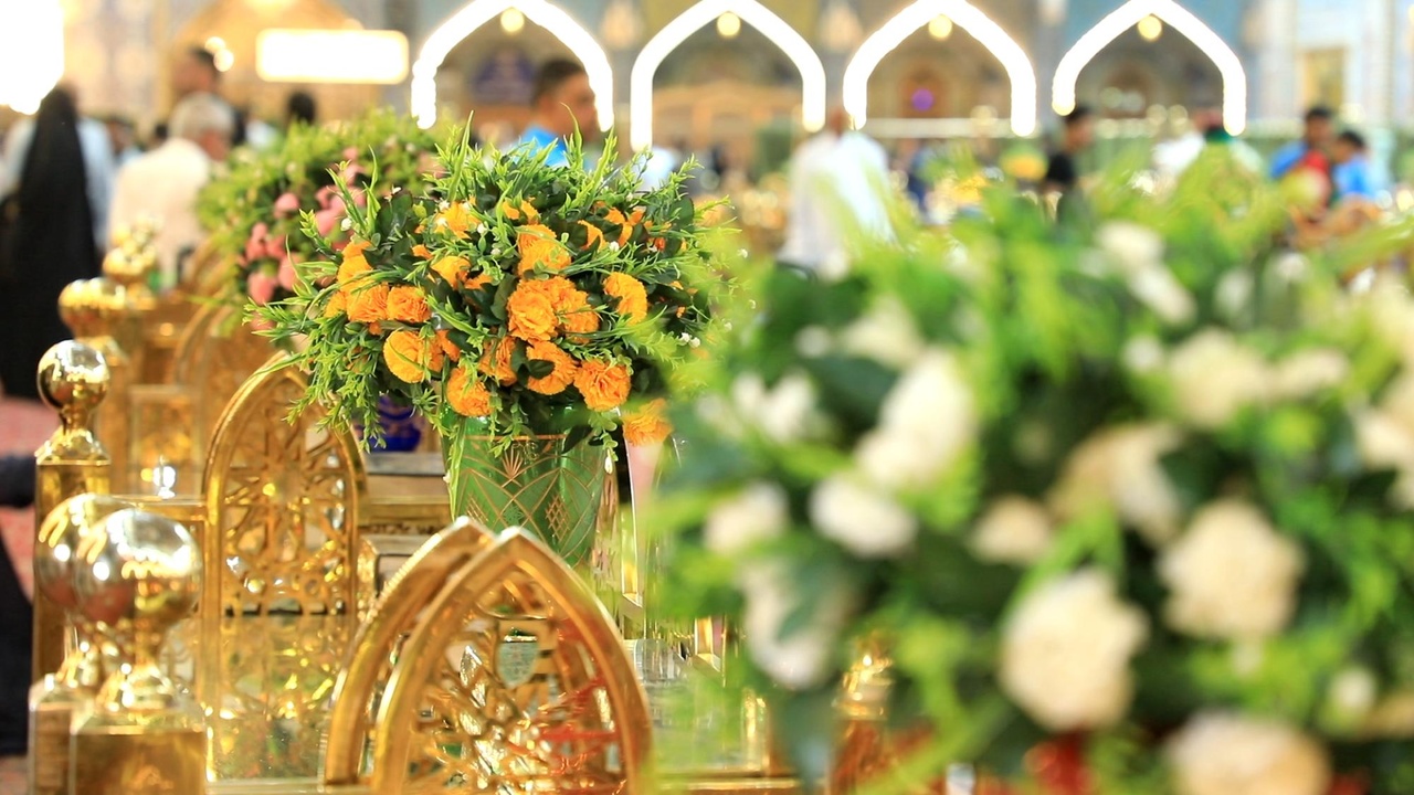 حضرت فاطمہ معصومہ سلام اللہ علیہا کے کے جشن میلاد کے موقع پر روضہ مبارک حضرت عباس علیہ السلام کی قدرتی گلابوں اور پھولوں سے آرائش