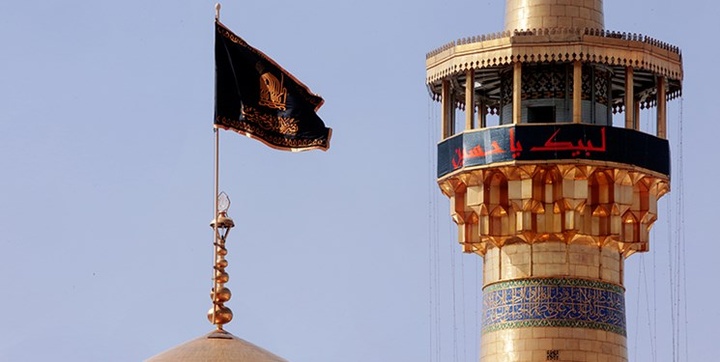 تعویض پرچم گنبد رضوی به مناسب روز زیارت مخصوص حضرت رضا(ع)