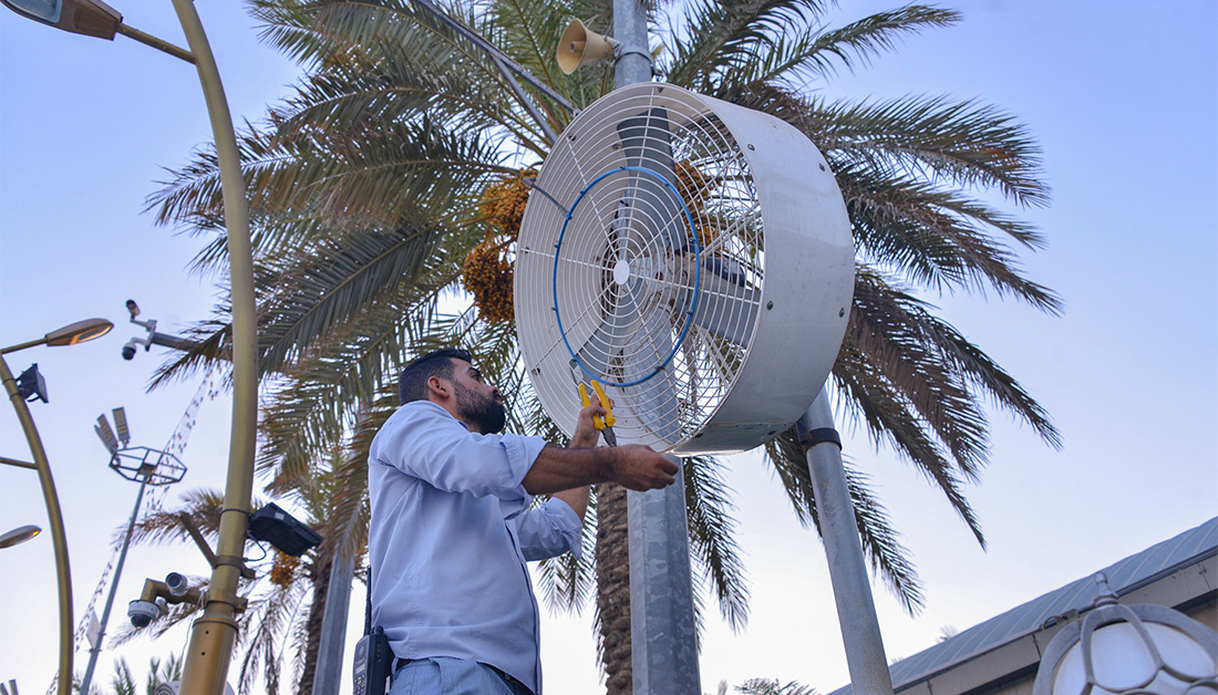 (۱۹۵۰) منتسبا ومتطوعا خصصتهم العتبة الحسينية لتقديم أفضل الخدمات للزائرين في المنطقة المحيطة بمرقد الامام الحسين (ع) خلال زيارة عرفة وعيد الاضحى