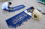 آماده سازی پرچم و کتیبه های عید سعید غدیر برای نصب در حرم حضرت علی(ع)