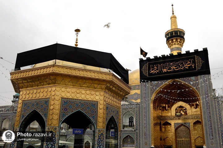 نصب کتیبه و پرچم مشکی شهادت باقرالعلوم(ع) درحرم مطهر رضوی
