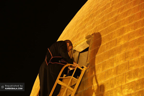 برافراشته شدن پرچم عزا بر فراز بارگاه سفیر الحسین (ع)