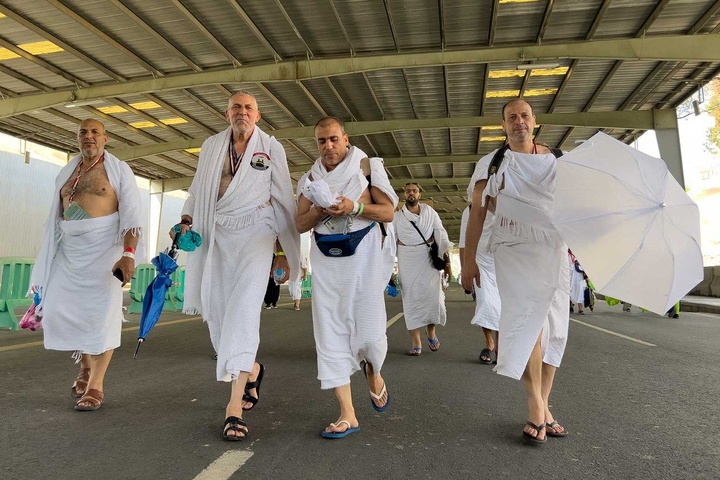 تصاویری از حرکت زائران به سمت منا و عرفات