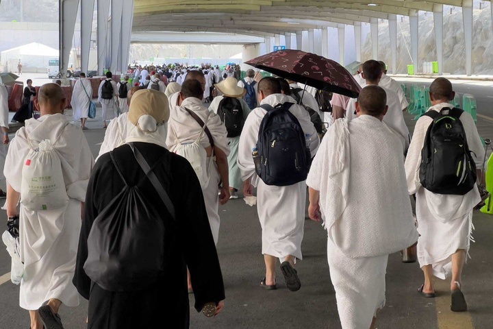 تصاویری از حرکت زائران به سمت منا و عرفات