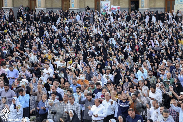 طنین دعای پرفیض عرفه در سومین حرم اهل بیت علیهم السلام