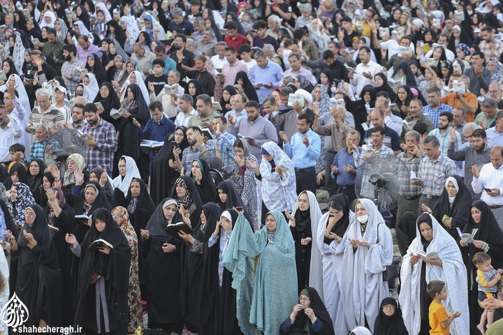 طنین دعای پرفیض عرفه در سومین حرم اهل بیت علیهم السلام