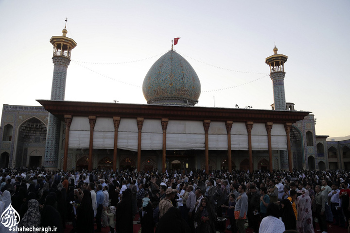 طنین دعای پرفیض عرفه در سومین حرم اهل بیت علیهم السلام