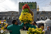 استقبال از عید غدیر با گل‌های اهدایی به حرم مطهر رضوی