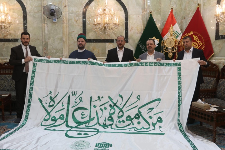 اهداء بیرق غدیر به آستان عباسی توسط تولیت آستان علــوی