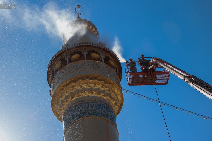 شستشوی گنبد منور علوی به مناسبت عید غدیر