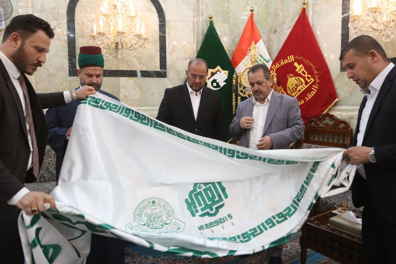 اهداء بیرق غدیر به آستان عباسی توسط تولیت آستان علــوی