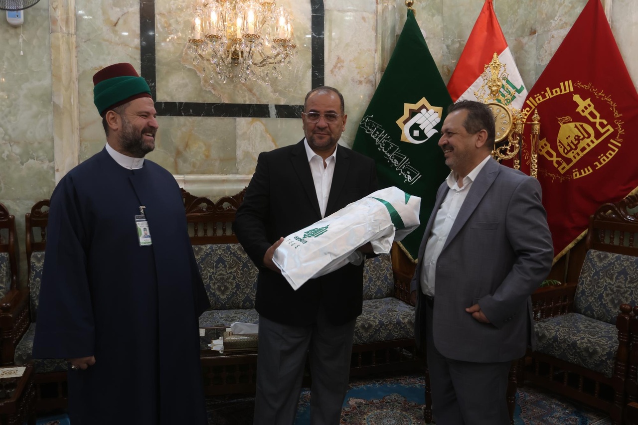 اهداء بیرق غدیر به آستان عباسی توسط تولیت آستان علــوی