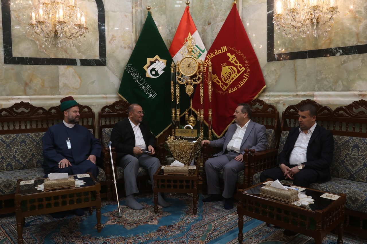 اهداء بیرق غدیر به آستان عباسی توسط تولیت آستان علــوی
