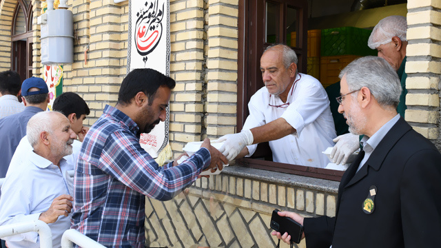 توزیع ۲۰ هزار پرس غذای حضرتی میان زائرین آستان حضرت عبدالعظیم (ع) توزیع ۲۰ هزار پرس غذای حضرتی میان زائرین آستان حضرت عبدالعظیم (ع)