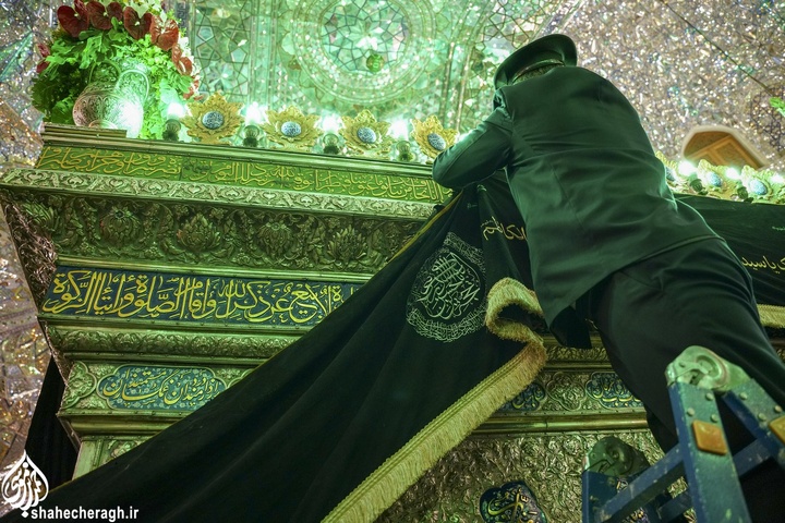 اهتزاز پرچم عزای حسینی بر فراز گنبد حرم مطهر حضرت احمدبن موسی علیهماالسلام