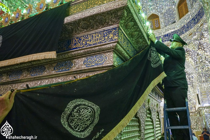 اهتزاز پرچم عزای حسینی بر فراز گنبد حرم مطهر حضرت احمدبن موسی علیهماالسلام