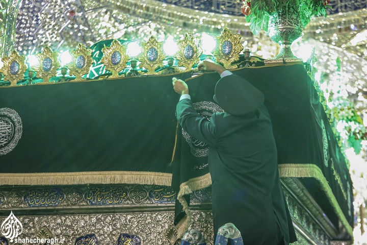 اهتزاز پرچم عزای حسینی بر فراز گنبد حرم مطهر حضرت احمدبن موسی علیهماالسلام