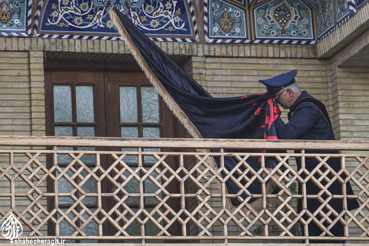 اهتزاز پرچم عزای حسینی بر فراز گنبد حرم مطهر حضرت احمدبن موسی علیهماالسلام