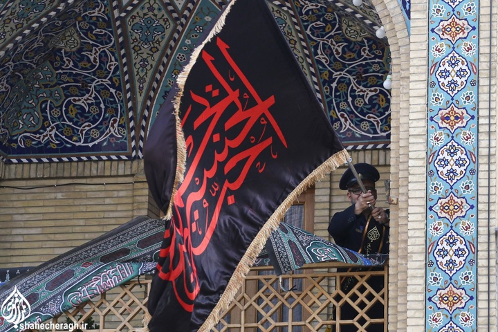 اهتزاز پرچم عزای حسینی بر فراز گنبد حرم مطهر حضرت احمدبن موسی علیهماالسلام