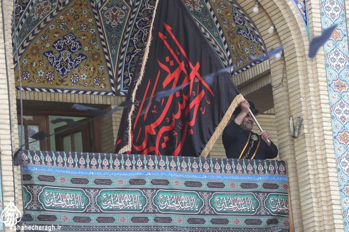 اهتزاز پرچم عزای حسینی بر فراز گنبد حرم مطهر حضرت احمدبن موسی علیهماالسلام
