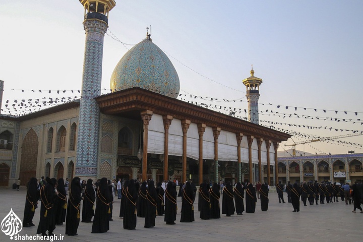 اهتزاز پرچم عزای حسینی بر فراز گنبد حرم مطهر حضرت احمدبن موسی علیهماالسلام