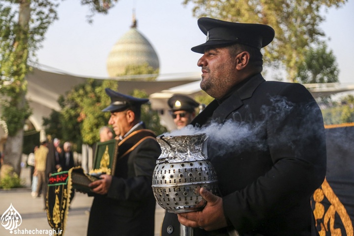 اهتزاز پرچم عزای حسینی بر فراز گنبد حرم مطهر حضرت احمدبن موسی علیهماالسلام