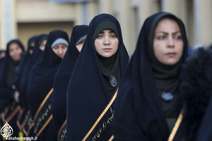 اهتزاز پرچم عزای حسینی بر فراز گنبد حرم مطهر حضرت احمدبن موسی علیهماالسلام